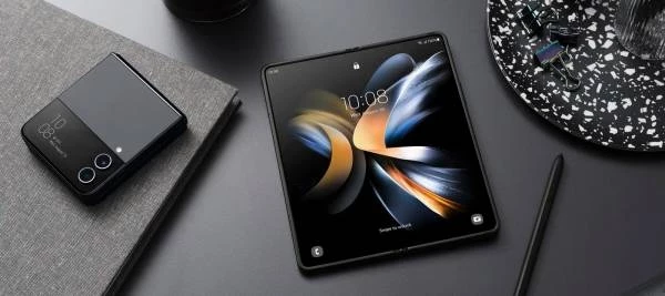 Ритейл: В России почти вдвое выросли продажи складных смартфонов