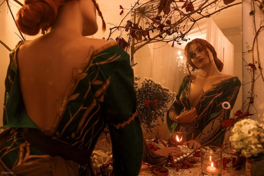 Косплеер представила очаровательную Трисс Меригольд из «Ведьмака» в осенних пейзажах