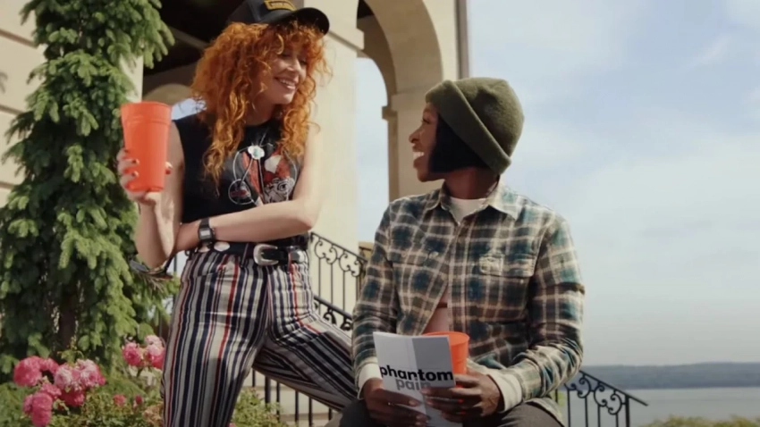 В тизере второго сезона «Покерфейса» автора «Достать ножи» собрали всех звёзд