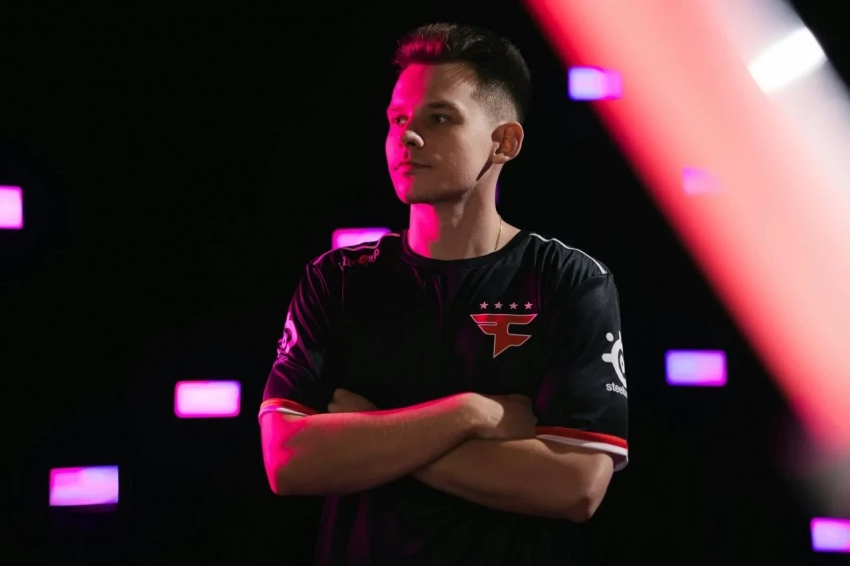 Counter-Strike 2: NAVI хотела купить frozen, но команда FaZe отказалась